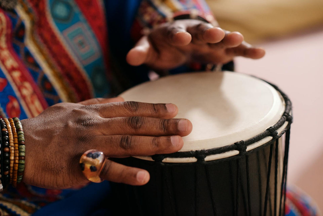 Como funcionam os cantos, mantras e instrumentos em um círculo de cura